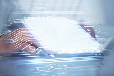 Bilgisayar geçmişi üzerinde çalışan bir adamla çok sayıda teknolojik çizime maruz kalmış. Yenilik kavramı.