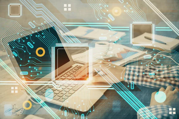 Teknoloji temalı hologramı olan bilgisayar geçmişi olan bir iş adamı. Yüksek teknoloji kavramı. Çoklu pozlama.