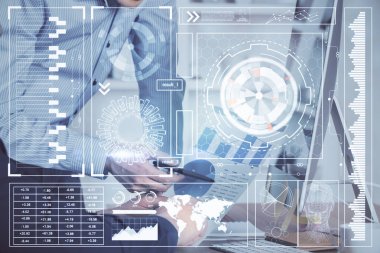 Bilgisayar geçmişi üzerinde çalışan bir adamla çok sayıda teknolojik çizime maruz kalmış. Yenilik kavramı.