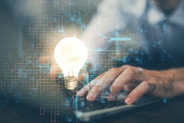 Arkaplanda bilgisayar üzerinde çalışan iş adamıyla birlikte büyüyen oklar. Başarı konsepti. Çift pozlama.