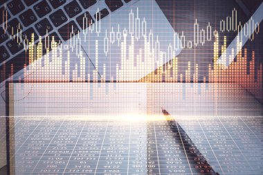 Borsa grafiği ve masa arkasındaki en üst görünüm bilgisayarı. Çoklu maruz kalma. Finansal eğitim kavramı.