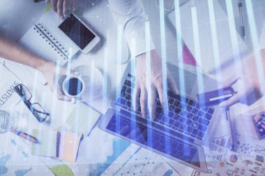 İnsan elinin bilgisayar klavyesine ve forx grafik hologramı çizimine çoklu pozlama. Üst Manzara. Finans piyasası kavramı.