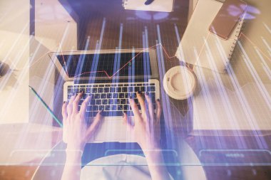 Bilgisayar ve ön x çizim hologramı üzerinde çalışan kadın elleri çift pozlama. Üst Manzara. Mali analiz kavramı.