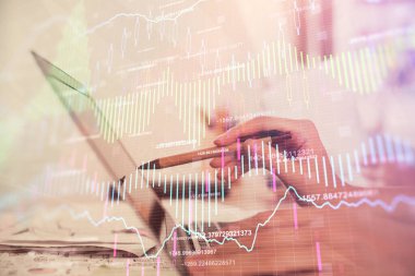 Bilgisayarda ve finansal grafik hologramında yazı yazan kadın ellerine çoklu maruz kalma. Borsa analizi kavramı.
