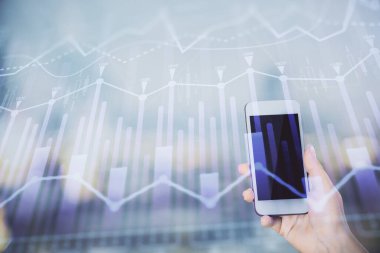 Ön x çizelgesine çift pozlama, hologram çizimi ve cep telefonu kullanan bir kadın. Borsa konsepti.