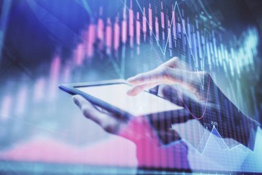 Ön x çizelgesine çift pozlama, hologram çizimi ve cep telefonu kullanan bir kadın. Finansal piyasa kavramı.