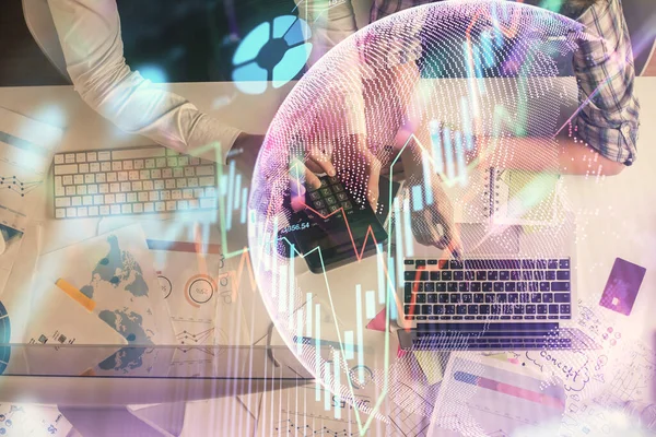 일하는 남녀에 그래프 홀로그램 그리기 개념입니다 컴퓨터 위에서 — 스톡 사진