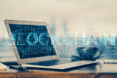 Blockchain temalı holograma ve bilgisayar arkaplanlı masaya çift pozlama. Bitcoin şifreleme para birimi kavramı.