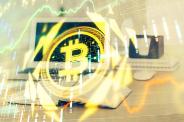 Blockchain temalı holograma ve bilgisayar arkaplanlı masaya çift pozlama. Bitcoin şifreleme para birimi kavramı.