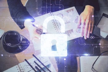 Kilit simgeleriyle notlar alan ellerin iki kez pozlanması. Güvenliği ve verilerin korunmasını kavra