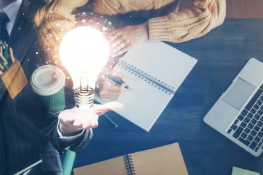 Arka planda not alan bir kadının eline ampul çizmek. Fikir kavramı. Çift pozlama