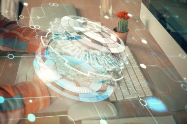 Teknoloji temalı hologramı olan bilgisayar geçmişi olan bir iş adamı. Büyük veri kavramı. Çift pozlama.