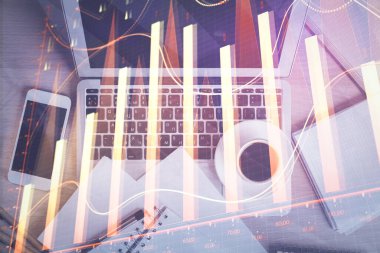 Borsa tablosu ve masa arkasındaki en iyi görüntü bilgisayarı. Çifte maruziyet. Mali analiz kavramı.