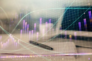 Finansal grafik çizimleri ve açık defter arkaplanı olan bir masa. Önx pazarı kavramı