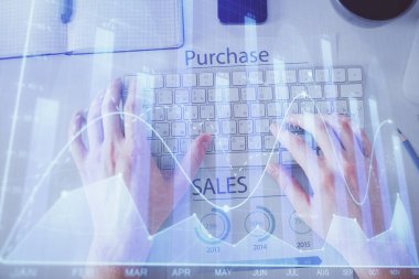 Dizüstü bilgisayarda klavye ve forx grafik hologram çizimlerini yazarken çift pozlama. Üst Manzara. Finans piyasası kavramı.