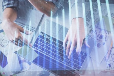 Kadın ve erkeğin birlikte çalışırken çifte pozlama ve hologram çizimi ön plana çıkarma. Finansal analiz konsepti. Bilgisayar arkaplanı. Üst Görünüm.