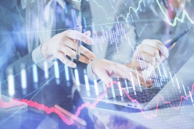 Birlikte çalışan kadın ve erkeğin birden fazla pozu ve finansal grafik hologramı. İş konsepti. Bilgisayar arkaplanı.