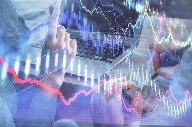 Kadın ve erkeğin birlikte çalıştığı çifte pozlama ve ön plan hologramı. İş konsepti. Bilgisayar arkaplanı.