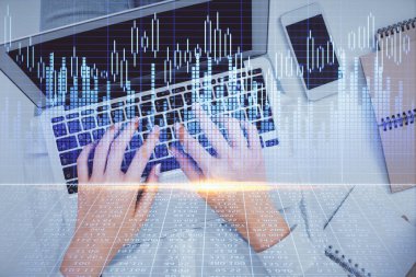 Bilgisayar ve ön x çizim hologramı üzerinde çalışan kadın elleri çift pozlama. Üst Manzara. Mali analiz kavramı.