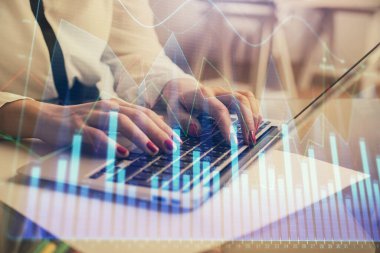 Bilgisayarda ve finansal grafik hologramında yazı yazan kadın ellerine çoklu maruz kalma. Borsa analizi kavramı.