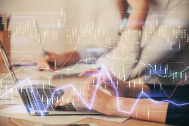 Bilgisayarda ve finansal grafik hologramında yazı yazan kadın ellerine çok maruz kalmış. Borsa analizi kavramı.