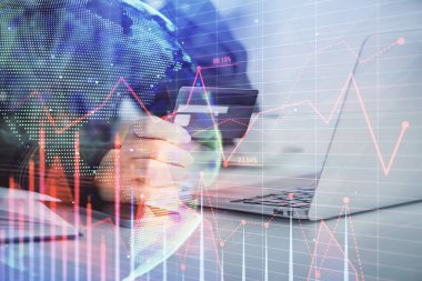 İnternetten alışveriş yapan kadının elinde kredi kartı ve mali grafik çizimi var. Borsa E-ticaret kavramı.