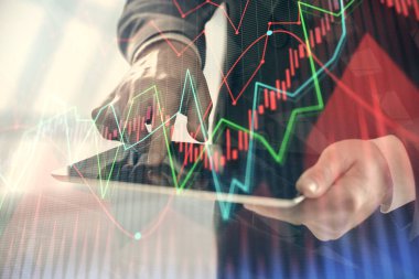 Bir adamın elini tutarken ve dijital bir cihaz ve ön grafik çizimi kullanırken çift pozlama. Finansal piyasa kavramı.