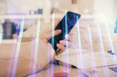 Bir adamın elini tutarken ve dijital bir cihaz ve ön grafik çizimi kullanırken çift pozlama. Finansal piyasa kavramı.