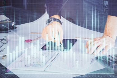 Bir adamın elini tutarken ve dijital bir cihaz ve ön grafik çizimi kullanırken çift pozlama. Finansal piyasa kavramı.