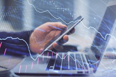 Bir adamın elini tutarken ve bir telefon ve mali grafik çizimi kullanırken çift pozlama. Analiz kavramı.