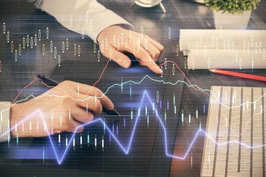 Bir adamın elini tutarken ve bir telefon ve mali grafik çizimi kullanırken çift pozlama. Analiz kavramı.