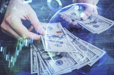 Finansal grafiğe çoklu pozlama hologram, Amerikan dolarları ve insan eli. Analiz kavramı.