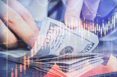 Forx grafiği, hologram, Amerikan dolarları ve insan eli çizimleri. Teknik Analiz kavramı.