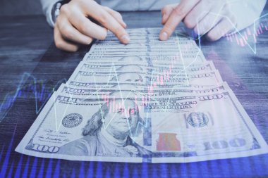Forx grafiği, hologram, Amerikan dolarları ve insan eli çizimleri. Teknik Analiz kavramı.