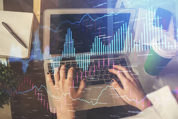 Doppelbelichtung Von Frauenhänden Beim Tippen Auf Computer Und Forex Diagramm — Stockfoto