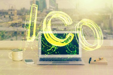 Blockchain temalı holograma ve bilgisayar arkaplanlı masaya çift pozlama. Bitcoin şifreleme para birimi kavramı.