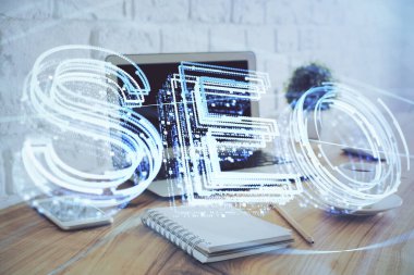 Bilgisayar ve seo çizim hologramı olan çok katmanlı bir tablo. Arama optimizasyon kavramı.