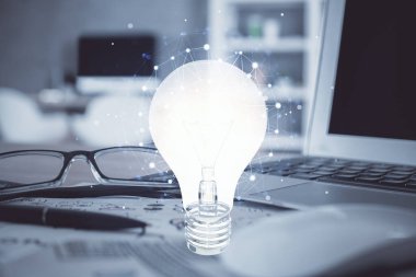 Masa arkasında gözlük olan ampul çizimi. Fikir konsepti. Çift pozlama.