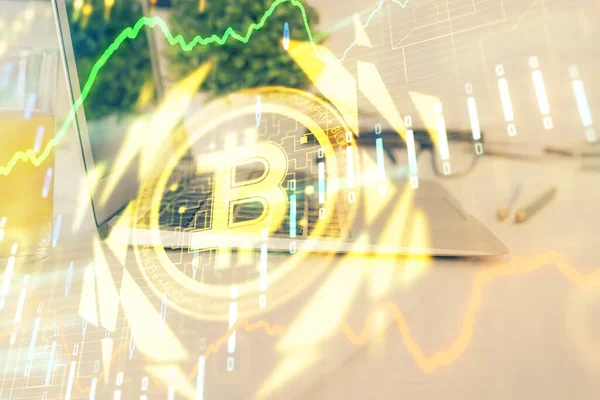 Blockchain temalı holograma ve bilgisayar arkaplanlı masaya çift pozlama. Bitcoin şifreleme para birimi kavramı.