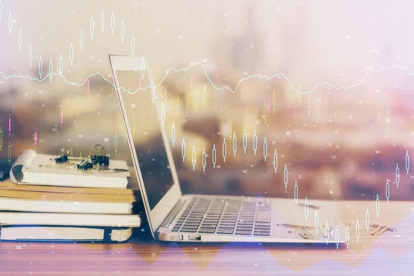 コンピュータの背景とテーブルの上の外国為替グラフのホログラム 多重露光 金融市場の概念 — ストック写真