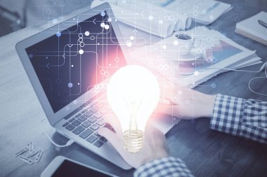 Arka planda bilgisayarla çalışan bir adamla AR hologramı. Gelişmiş gerçeklik kavramı. Çift pozlama.