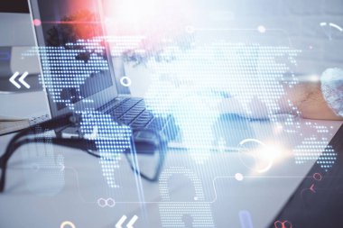 Arka planda bilgisayarla çalışan bir adamla dünya haritası hologramına çift pozlama. Dünya çapında ağ kavramı.