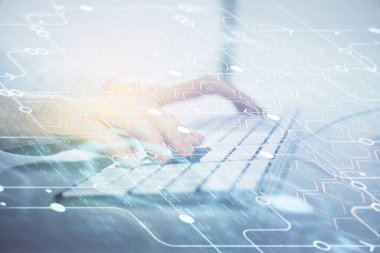 Veri temalı hologramın arka planda bilgisayarla çalışan bir adam tarafından çifte maruz bırakılması. Yenilik kavramı.