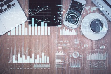 Forx grafik hologramının telefonlu masaüstü üzerinde çoklu pozlandırılması. Üst Manzara. Mobil ticaret platformu kavramı.