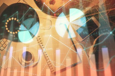 Forx grafik çizimi ve çalışma masası üst veiw çoklu pozlama. Mali analiz kavramı.