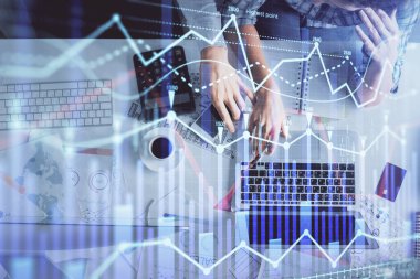 Kadın ve erkeğin birlikte çalışması ve finansal grafik hologramı çizimi. Pazar analizi konsepti. Bilgisayar arkaplanı. Üst Görünüm.