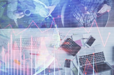 Birlikte çalışan kadın ve erkeğin çifte pozu ve finansal grafik hologramı çizimi. Pazar analizi konsepti. Bilgisayar arkaplanı. Üst Görünüm.