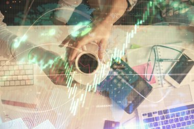 Birlikte çalışan kadın ve erkeğin çifte pozu ve finansal grafik hologramı çizimi. Pazar analizi konsepti. Bilgisayar arkaplanı. Üst Görünüm.