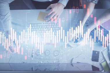 Birlikte çalışan kadın ve erkeğin çifte pozu ve finansal grafik hologramı çizimi. Pazar analizi konsepti. Bilgisayar arkaplanı. Üst Görünüm.