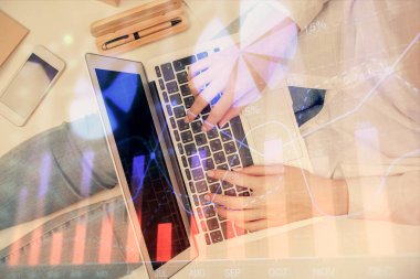 Bilgisayar ve ön grafik hologram çizimi üzerinde çalışan kadın elleri çift pozlama. Üst Manzara. Mali analiz kavramı.